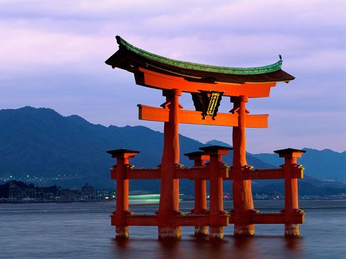 ทัวร์ญี่ปุ่น, โทริอิ ศาลเจ้าชินโต ตั้งอยู่กลางทะเลบนเกาะมิยาจิมะ